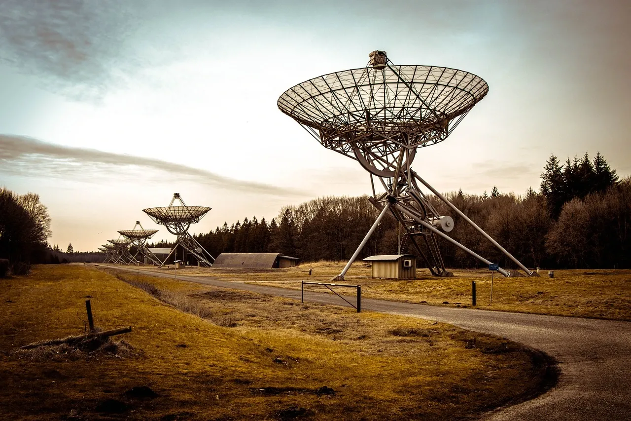 Radiotelescopio captando señales del espacio